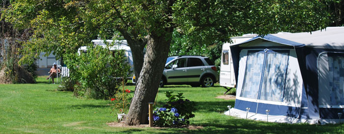 Un emplacement au camping Les Pommiers